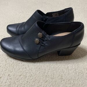 Clarks Black Leather Shoes Cropped Booties Women's Size 8.5 Side Button Zip